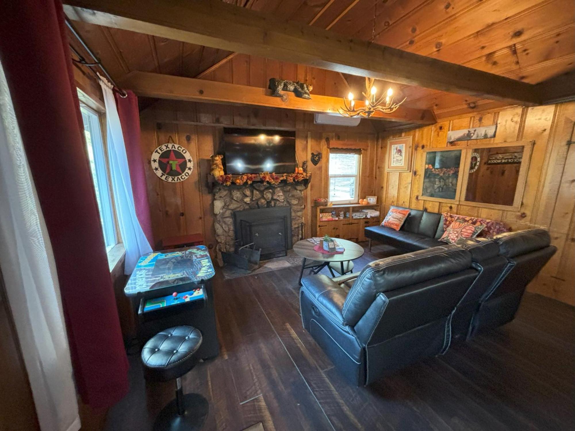 Snow Bunny Lodge - Perfect Big Bear Getaway! Deck With A New Hot Tub And Charcoal Barbecue! Big Bear Lake Luaran gambar